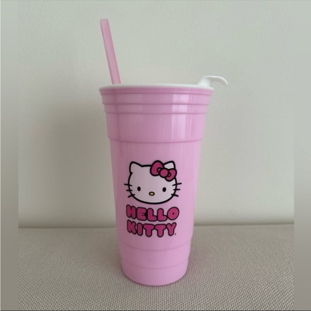 HELLO KITTY PINK 32OZ PLASTIC TUMBLER WITH STRAW NEW WITH TAG & SEALED STRAW